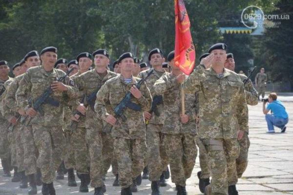 В Мариуполе торжественно и весело празднуют День Государственного флага 