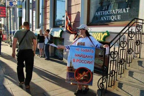 В Питере жители в центре города устроили скромное празднование Дня Независимости Украины В Питере жители в центре города устроили скромное празднование Дня Независимости Украины