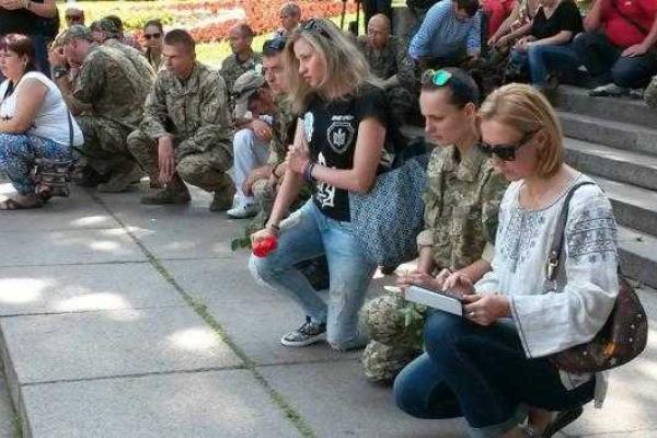 Жители Днепропетровска и бойцы АТО почтили память погибших под Иловайском собратьев-героев Жители Днепропетровска и бойцы АТО почтили память погибших под Иловайском собратьев-героев