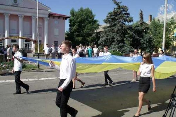 Жители Счастья торжественно отметили День Государственного флага Украины Жители Счастья торжественно отметили День Государственного флага Украины