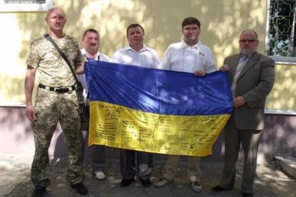 Жители Счастья торжественно отметили День Государственного флага Украины Жители Счастья торжественно отметили День Государственного флага Украины