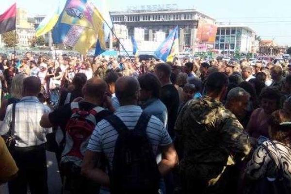 Жители Днепропетровска и бойцы АТО почтили память погибших под Иловайском собратьев-героев Жители Днепропетровска и бойцы АТО почтили память погибших под Иловайском собратьев-героев