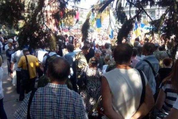 Жители Днепропетровска и бойцы АТО почтили память погибших под Иловайском собратьев-героев Жители Днепропетровска и бойцы АТО почтили память погибших под Иловайском собратьев-героев