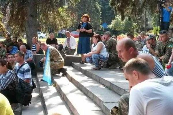 Жители Днепропетровска и бойцы АТО почтили память погибших под Иловайском собратьев-героев Жители Днепропетровска и бойцы АТО почтили память погибших под Иловайском собратьев-героев