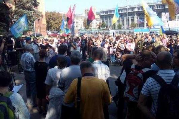 Жители Днепропетровска и бойцы АТО почтили память погибших под Иловайском собратьев-героев Жители Днепропетровска и бойцы АТО почтили память погибших под Иловайском собратьев-героев