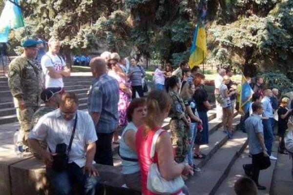 Жители Днепропетровска и бойцы АТО почтили память погибших под Иловайском собратьев-героев Жители Днепропетровска и бойцы АТО почтили память погибших под Иловайском собратьев-героев