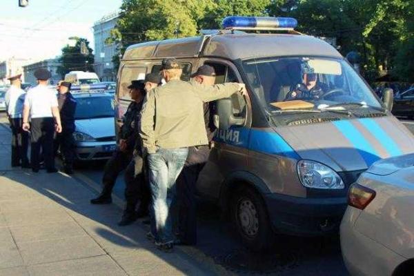 В Питере жители в центре города устроили скромное празднование Дня Независимости Украины В Питере жители в центре города устроили скромное празднование Дня Независимости Украины