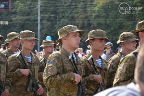 В Мариуполе торжественно и весело празднуют День Государственного флага 