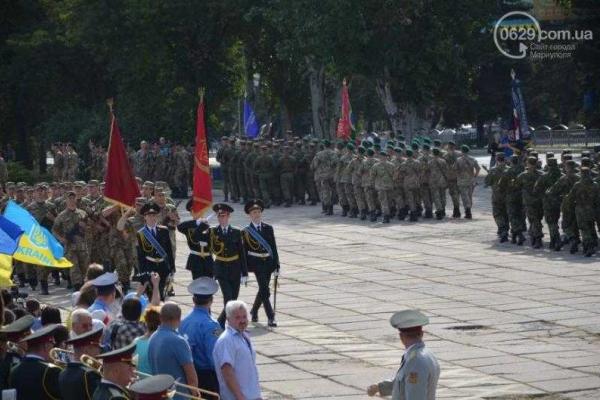 В Мариуполе торжественно и весело празднуют День Государственного флага 