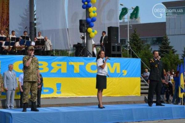 В Мариуполе торжественно и весело празднуют День Государственного флага 