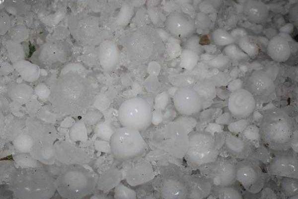 На головы жителей юга России обрушился град невероятных размеров На головы жителей юга России обрушился град невероятных размеров