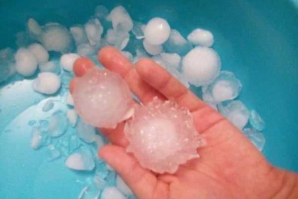 На головы жителей юга России обрушился град невероятных размеров На головы жителей юга России обрушился град невероятных размеров