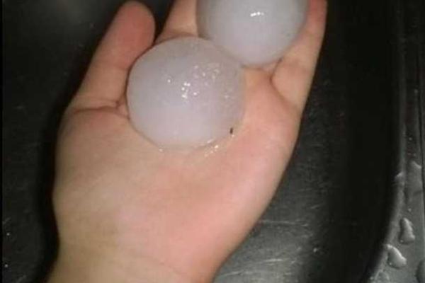 На головы жителей юга России обрушился град невероятных размеров На головы жителей юга России обрушился град невероятных размеров