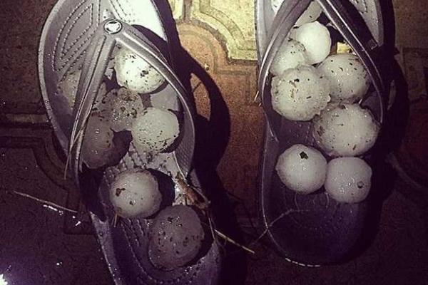 На головы жителей юга России обрушился град невероятных размеров На головы жителей юга России обрушился град невероятных размеров