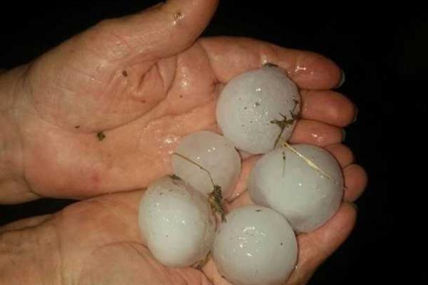 На головы жителей юга России обрушился град невероятных размеров На головы жителей юга России обрушился град невероятных размеров