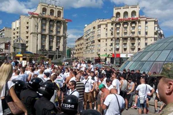 Очередная драка с участием польских "ультрас": на Майдане столкнулись украинские и польские фанаты 