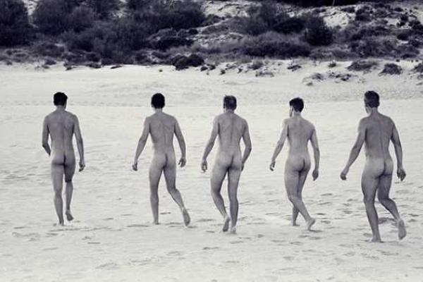 Британские парни-студенты устроили обнаженную фотосессию для благотворительного календаря Британские парни-студенты устроили обнаженную фотосессию для благотворительного календаря