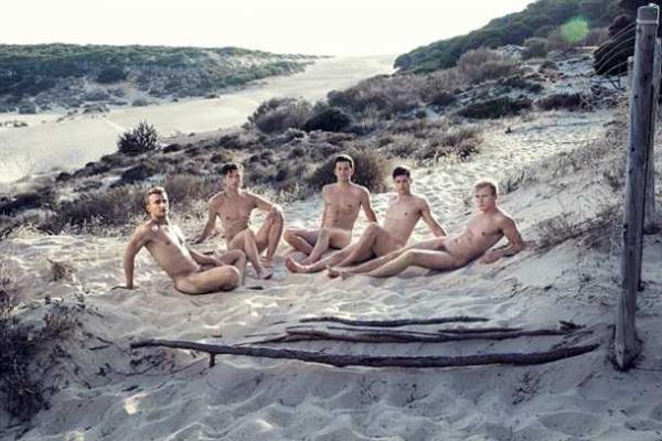 Британские парни-студенты устроили обнаженную фотосессию для благотворительного календаря Британские парни-студенты устроили обнаженную фотосессию для благотворительного календаря