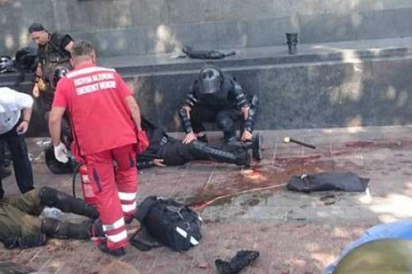 Видео взрыва под ВРУ, в результате которого пострадало много правоохранителей Видео взрыва под ВРУ, в результате которого пострадало много правоохранителей