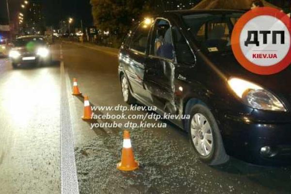 В Киеве водитель Skoda Octavia снес на переходе двух женщин и протаранил три авто
