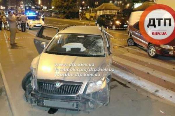 В Киеве водитель Skoda Octavia снес на переходе двух женщин и протаранил три авто