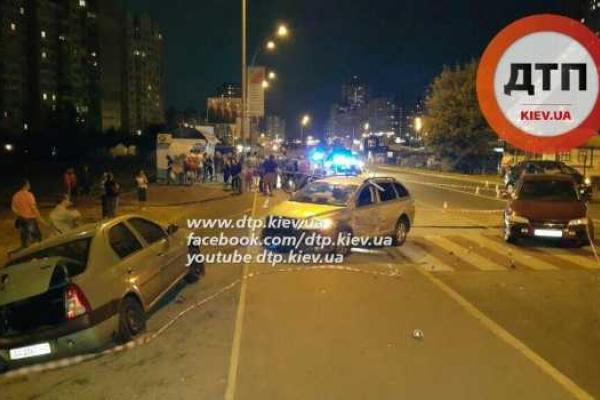 В Киеве водитель Skoda Octavia снес на переходе двух женщин и протаранил три авто