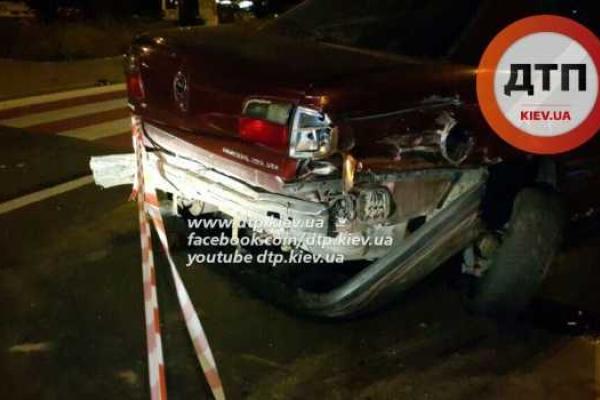 В Киеве водитель Skoda Octavia снес на переходе двух женщин и протаранил три авто