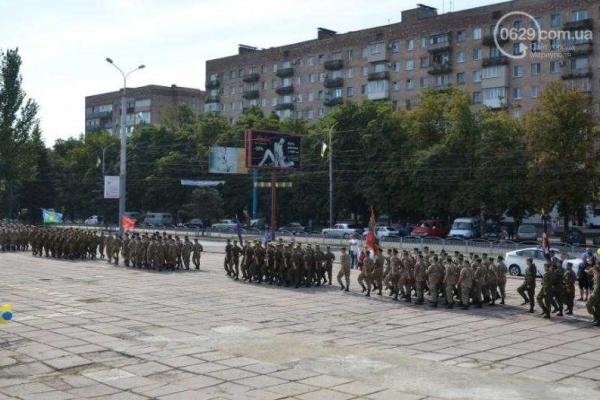 В Мариуполе торжественно и весело празднуют День Государственного флага 