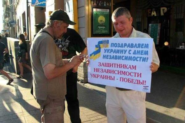 В Питере жители в центре города устроили скромное празднование Дня Независимости Украины В Питере жители в центре города устроили скромное празднование Дня Независимости Украины