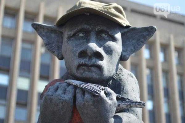 Памятник "замученному украинцами"снегирю появился в Запорожье  Памятник "замученному украинцами"снегирю появился в Запорожье