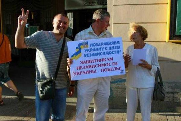 В Питере жители в центре города устроили скромное празднование Дня Независимости Украины В Питере жители в центре города устроили скромное празднование Дня Независимости Украины