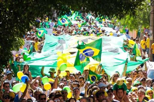 Жители Бразилии по всей стране вышли на улицы с требованием отставки президента Жители Бразилии по всей стране вышли на улицы с требованием отставки президента