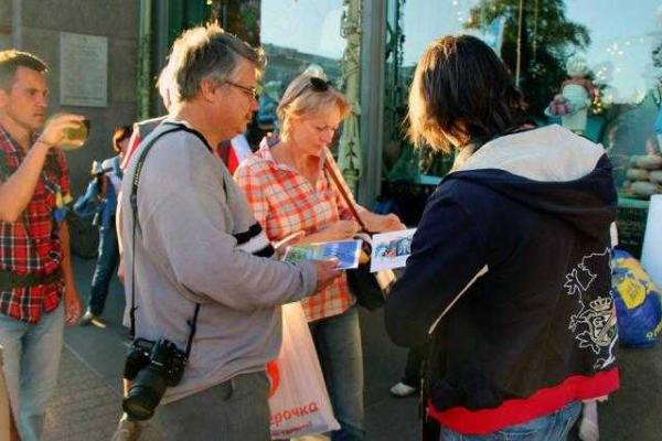 В Питере жители в центре города устроили скромное празднование Дня Независимости Украины В Питере жители в центре города устроили скромное празднование Дня Независимости Украины