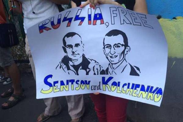 В Харькове под консульством РФ было "жарко": активисты вышли на пикет в поддержку политзаключенных В Харькове под консульством РФ было "жарко": активисты вышли на пикет в поддержку политзаключенных