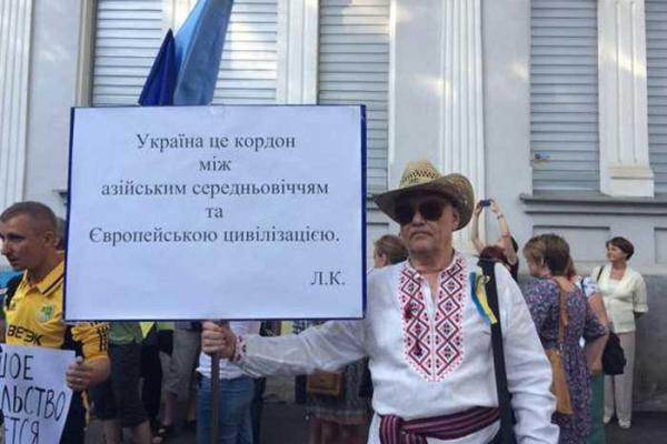 В Харькове под консульством РФ было "жарко": активисты вышли на пикет в поддержку политзаключенных В Харькове под консульством РФ было "жарко": активисты вышли на пикет в поддержку политзаключенных