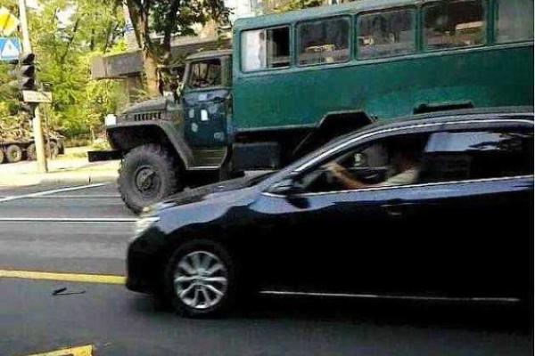 Реалии Донецка: по улицам разъезжают БМП с боевиками в сопровождении "отжатого" кабриолета Реалии Донецка: по улицам разъезжают БМП с боевиками в сопровождении "отжатого" кабриолета
