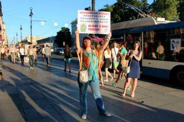 В Питере жители в центре города устроили скромное празднование Дня Независимости Украины В Питере жители в центре города устроили скромное празднование Дня Независимости Украины