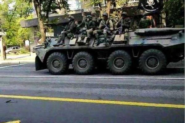 Реалии Донецка: по улицам разъезжают БМП с боевиками в сопровождении "отжатого" кабриолета Реалии Донецка: по улицам разъезжают БМП с боевиками в сопровождении "отжатого" кабриолета