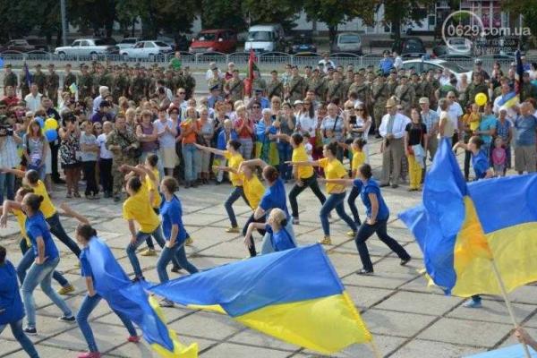 В Мариуполе торжественно и весело празднуют День Государственного флага 