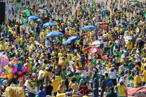 Жители Бразилии по всей стране вышли на улицы с требованием отставки президента Жители Бразилии по всей стране вышли на улицы с требованием отставки президента