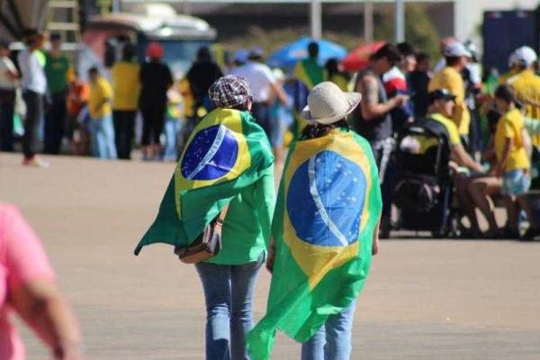 Жители Бразилии по всей стране вышли на улицы с требованием отставки президента Жители Бразилии по всей стране вышли на улицы с требованием отставки президента