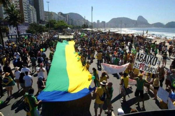 Жители Бразилии по всей стране вышли на улицы с требованием отставки президента Жители Бразилии по всей стране вышли на улицы с требованием отставки президента