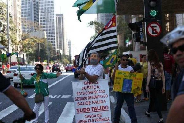 Жители Бразилии по всей стране вышли на улицы с требованием отставки президента Жители Бразилии по всей стране вышли на улицы с требованием отставки президента