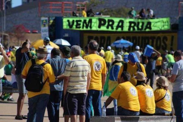 Жители Бразилии по всей стране вышли на улицы с требованием отставки президента Жители Бразилии по всей стране вышли на улицы с требованием отставки президента