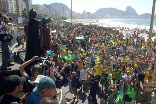 Жители Бразилии по всей стране вышли на улицы с требованием отставки президента Жители Бразилии по всей стране вышли на улицы с требованием отставки президента