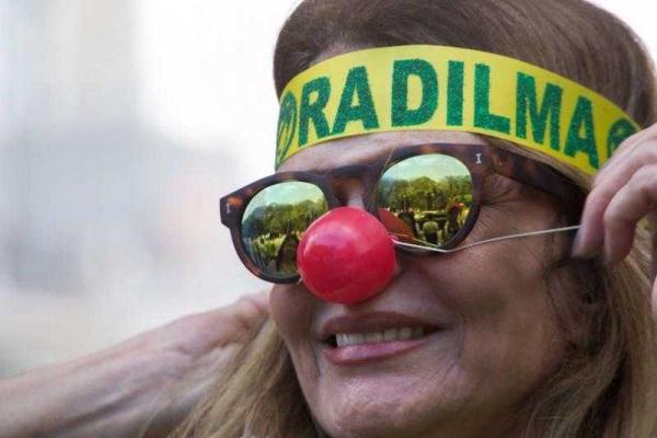 Жители Бразилии по всей стране вышли на улицы с требованием отставки президента Жители Бразилии по всей стране вышли на улицы с требованием отставки президента