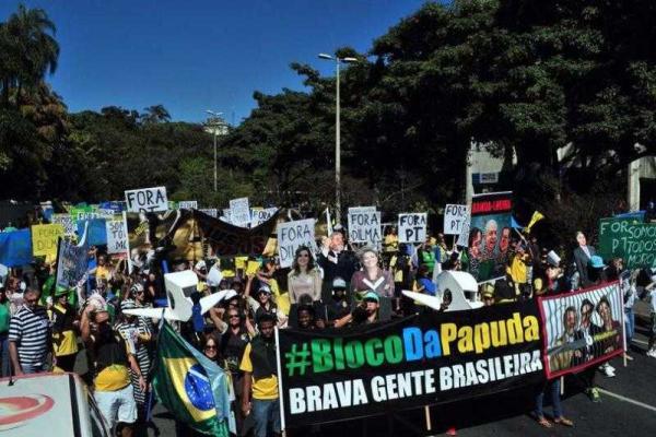 Жители Бразилии по всей стране вышли на улицы с требованием отставки президента Жители Бразилии по всей стране вышли на улицы с требованием отставки президента