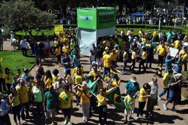 Жители Бразилии по всей стране вышли на улицы с требованием отставки президента Жители Бразилии по всей стране вышли на улицы с требованием отставки президента