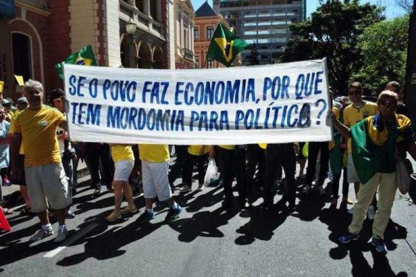 Жители Бразилии по всей стране вышли на улицы с требованием отставки президента Жители Бразилии по всей стране вышли на улицы с требованием отставки президента