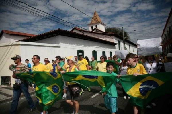 Жители Бразилии по всей стране вышли на улицы с требованием отставки президента Жители Бразилии по всей стране вышли на улицы с требованием отставки президента